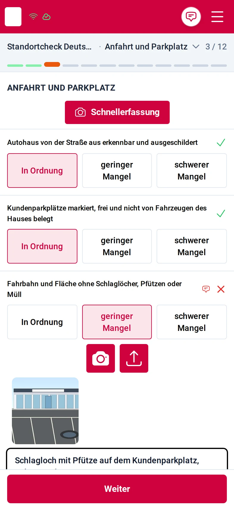Der Prüfpunkt Fahrbahn als geringer Mangel mit dem Foto des Vorplatzes und der Notiz „Schlagloch mit Pfütze auf dem Kundenparkplatz, neben Bucht 3“