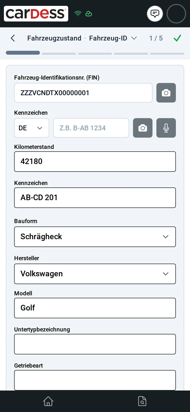 Schritt Fahrzeug-ID mit ausgefüllten Feldern für FIN, Kilometerstand, Kennzeichen, Bauform sowie Hersteller und Modell, 1 von 5 und fünf Striche oben